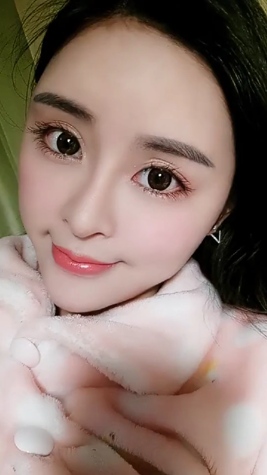 大眼睛长睫毛是美女的标配