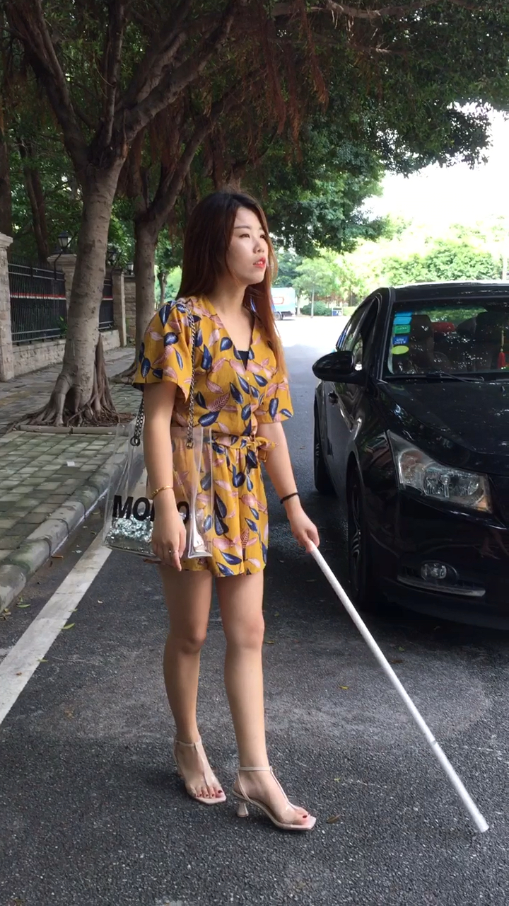 这女人是演瞎子还是真的瞎居然看上这男人