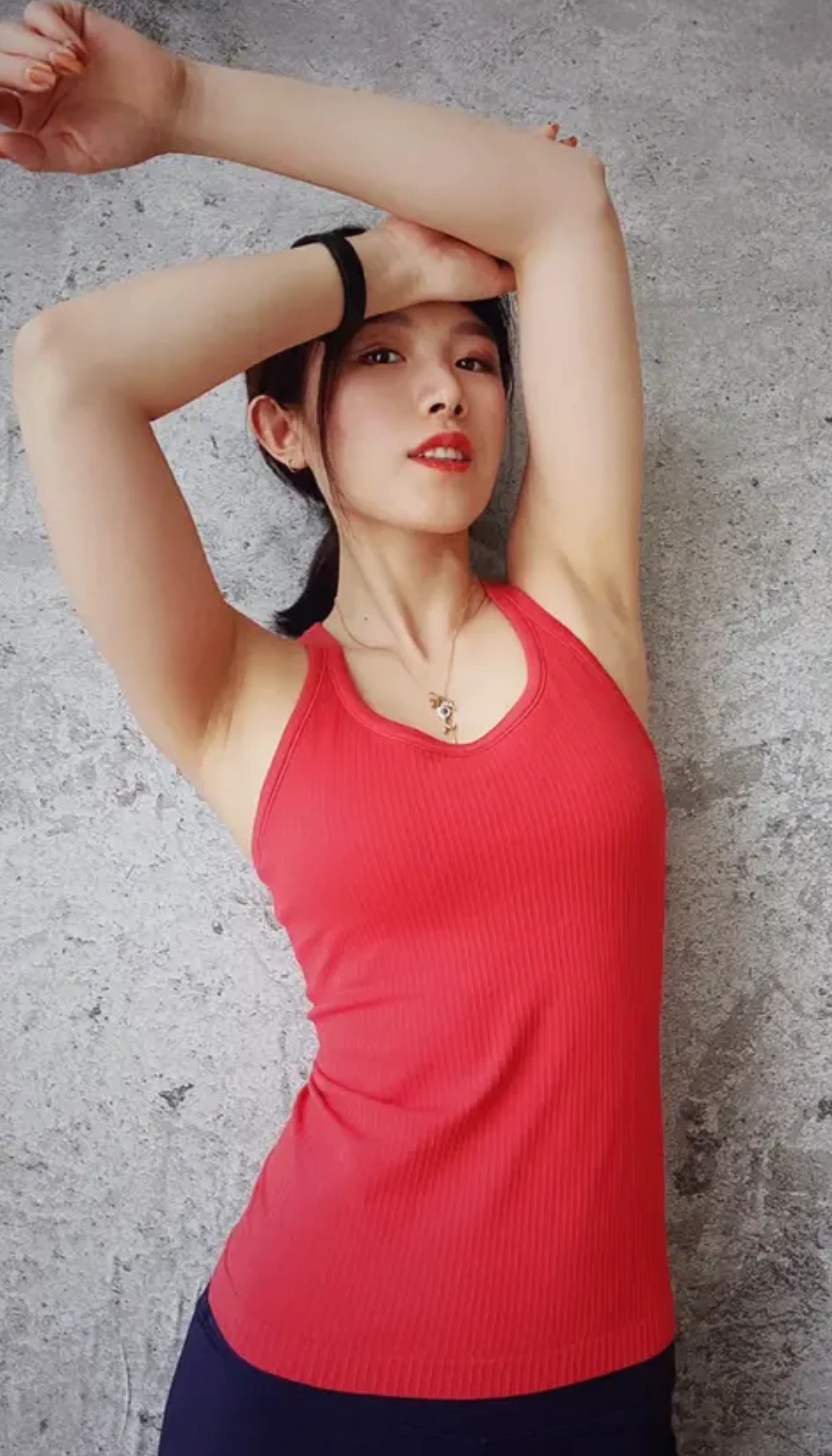 性感美女#小姐姐觉得这些姿势跟红色更配