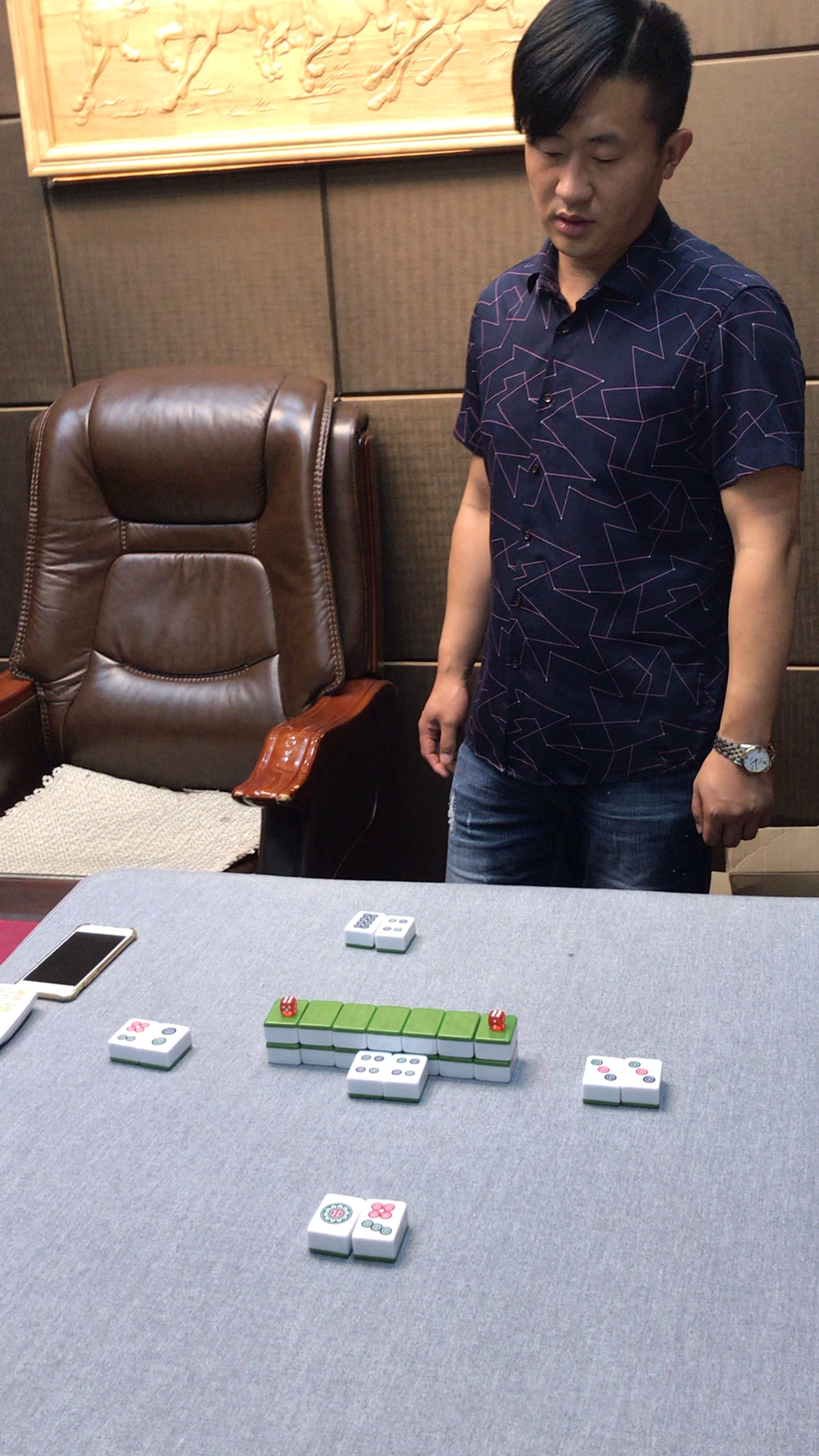 小伙玩二八杠快过你的眼睛很