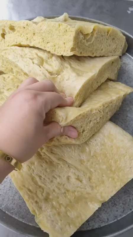 面筋洗干净以后发酵到表面起小泡大火蒸制40分钟切成1cm左右的方块