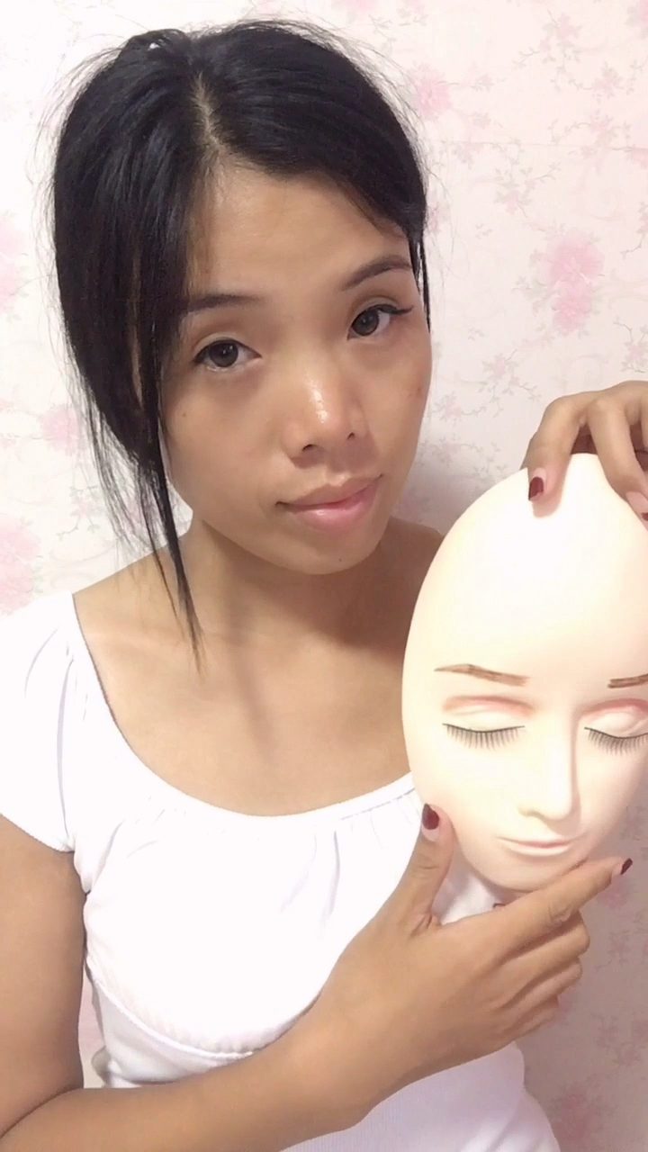 40岁大妈带上人皮面具,秒变小仙女