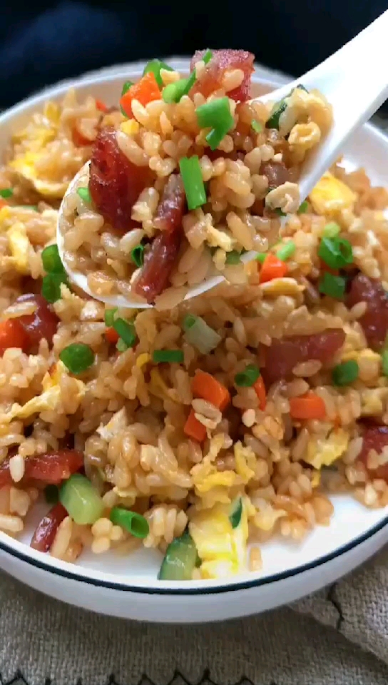 腊肠酱油蛋炒饭,一碗不够吃