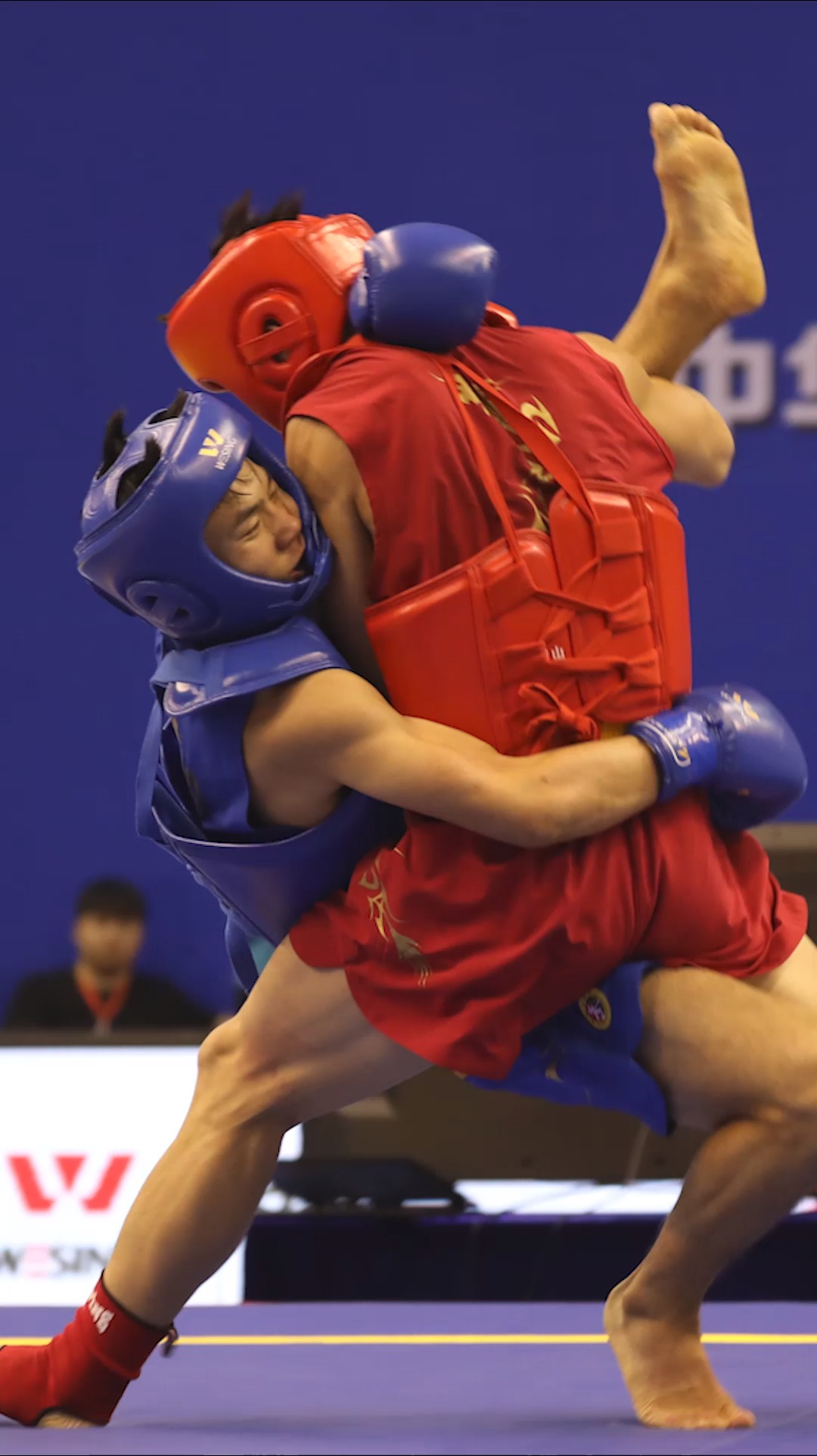 小伙借力打力巧摔对手,动作一气呵成,身手很酷