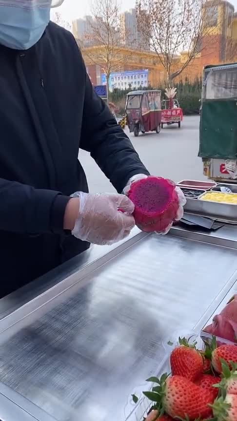 在路边摆摊卖炒冰,一天要切80个火龙果,生意非常火爆,一天要赚3千!