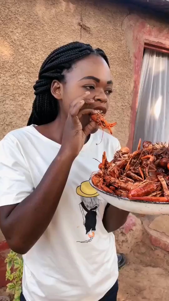非洲人吃龙虾