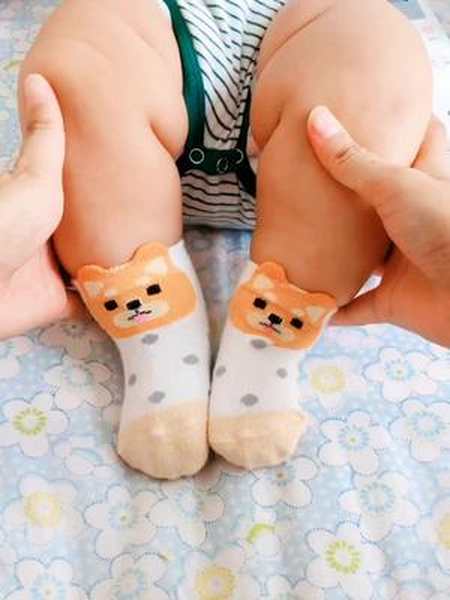 小胖腿配上这么可爱的小袜子有点萌啊,6米到手五双,很多花色,透气不勒