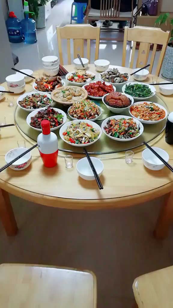 今天我家请客,忙一中午才做好一桌子菜