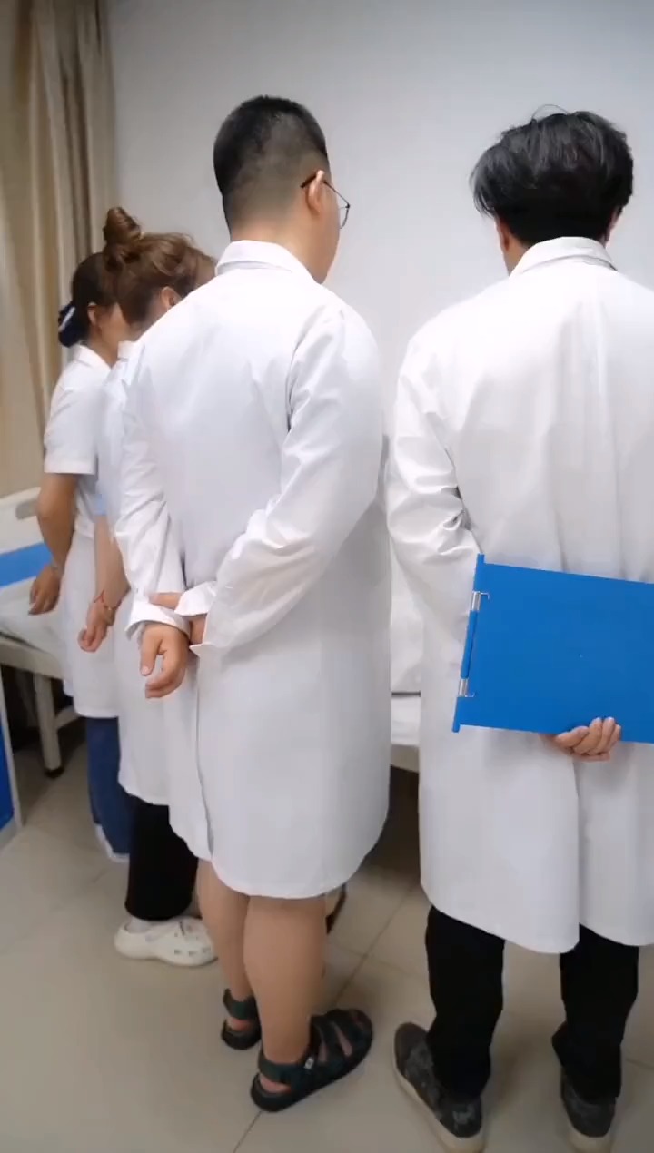 搞笑段子剧#为什么医生查房要背着手呢-度小视