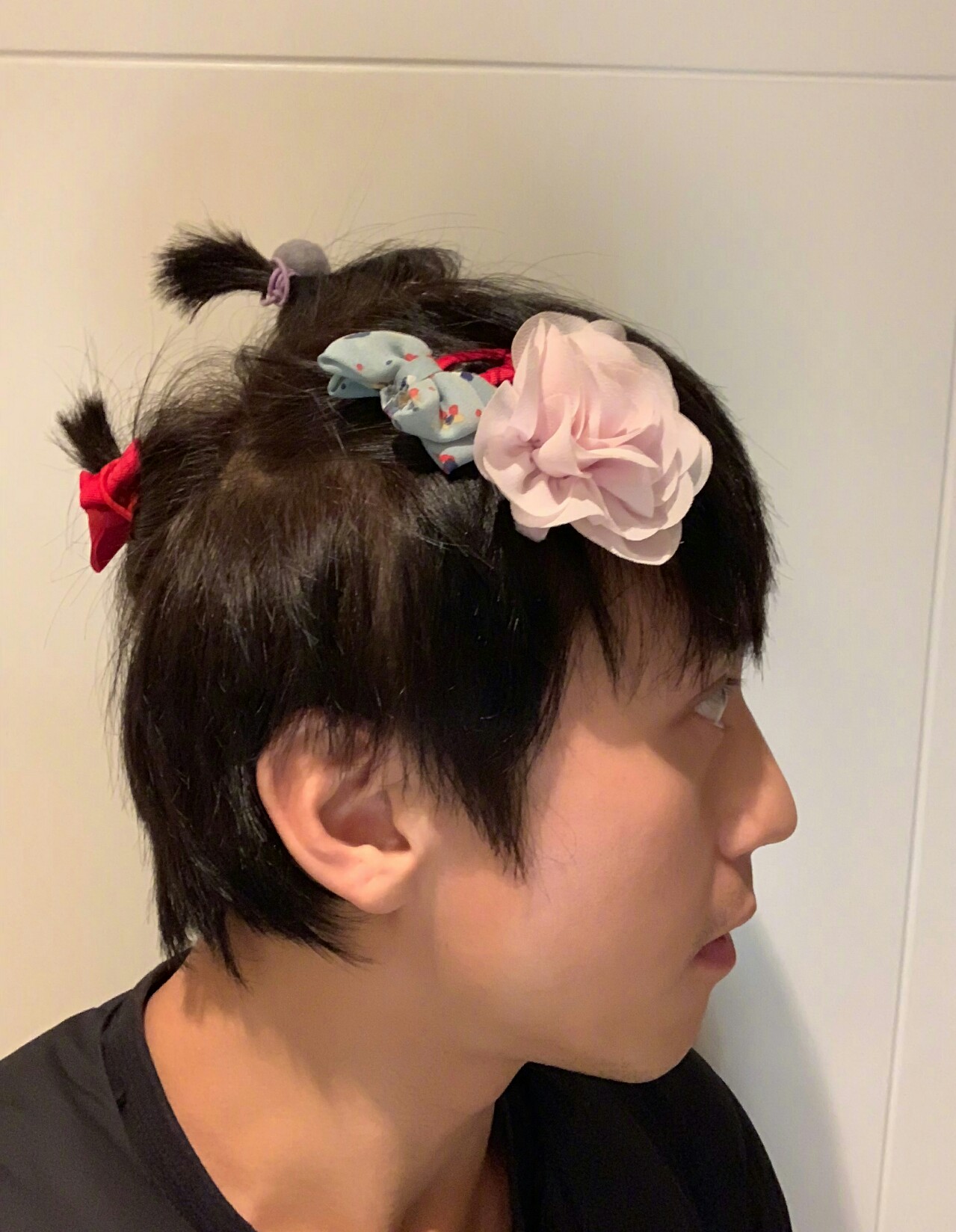 不用猜就知道,是谁给邓超扎的小辫,带的花