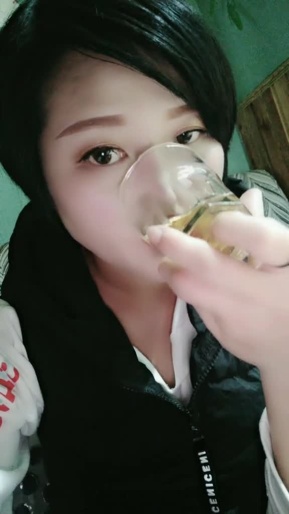 喝酒的女人,喝的是酒,倒的是情,苦的是心