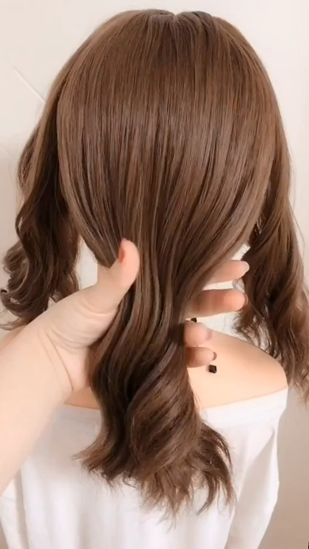 这一款编发非常适合中年女子,还显得年轻哦!