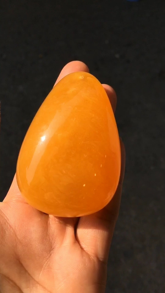 天然蜜蜡,鸡油红,色泽红润 ,无杂无裂无优化 ,形状饱满 重35.8g