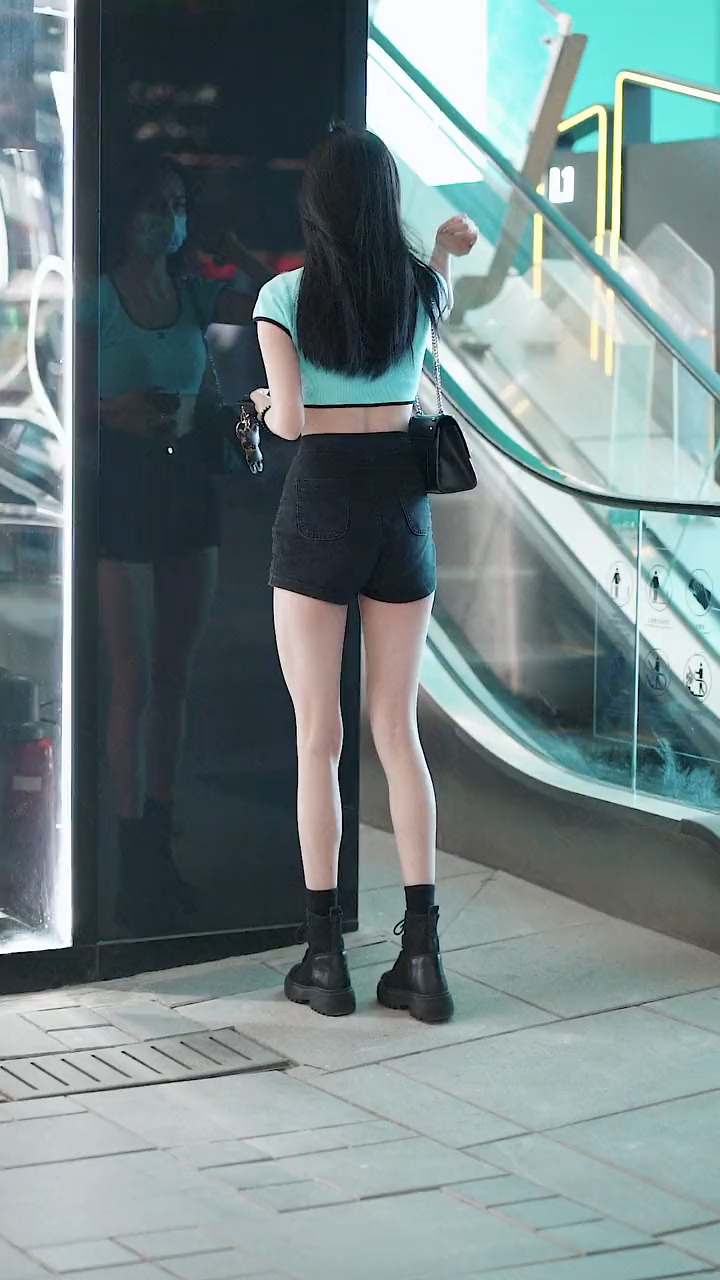 街拍#魔镜魔镜,请问我好看吗?