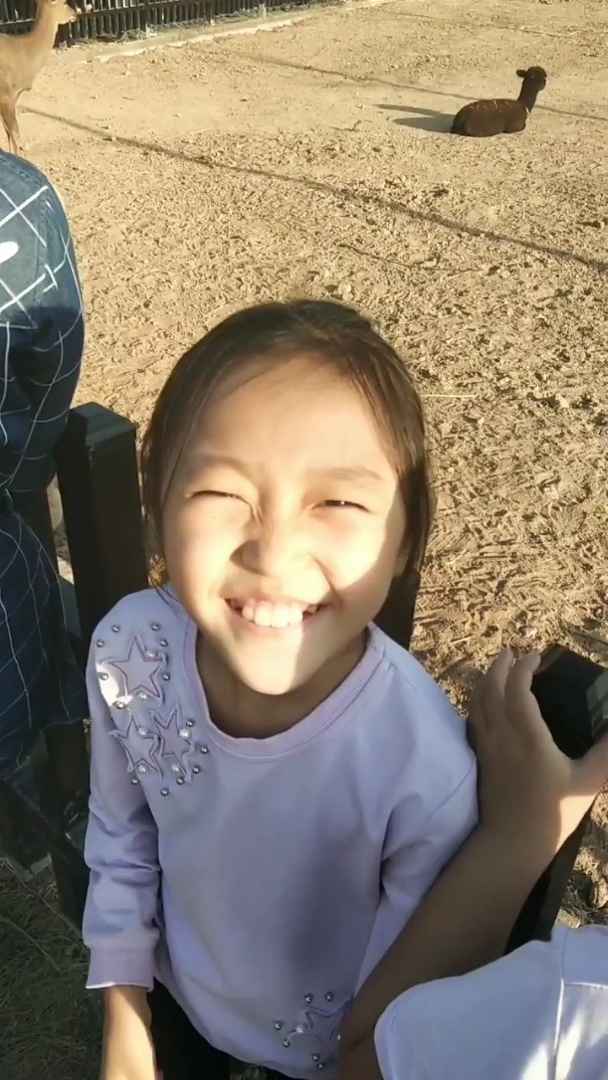 女儿终于看到了喜欢的小羊驼,她高兴的样子温暖了我的心.