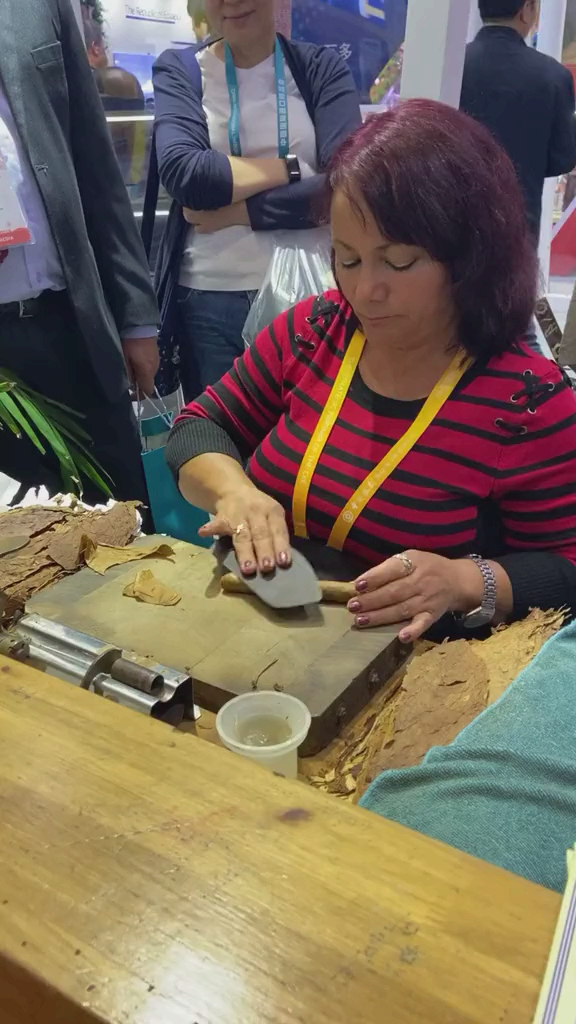 古巴雪茄制作过程,世界的交流越来越容易.