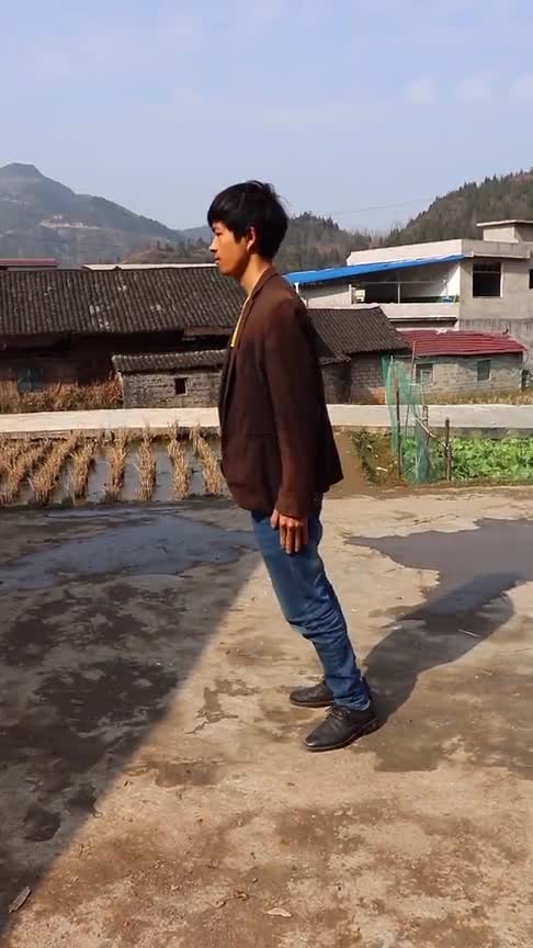 农村人除了会种地还会干什么帅哥表演四十五度倾斜不倒,这是什么原理