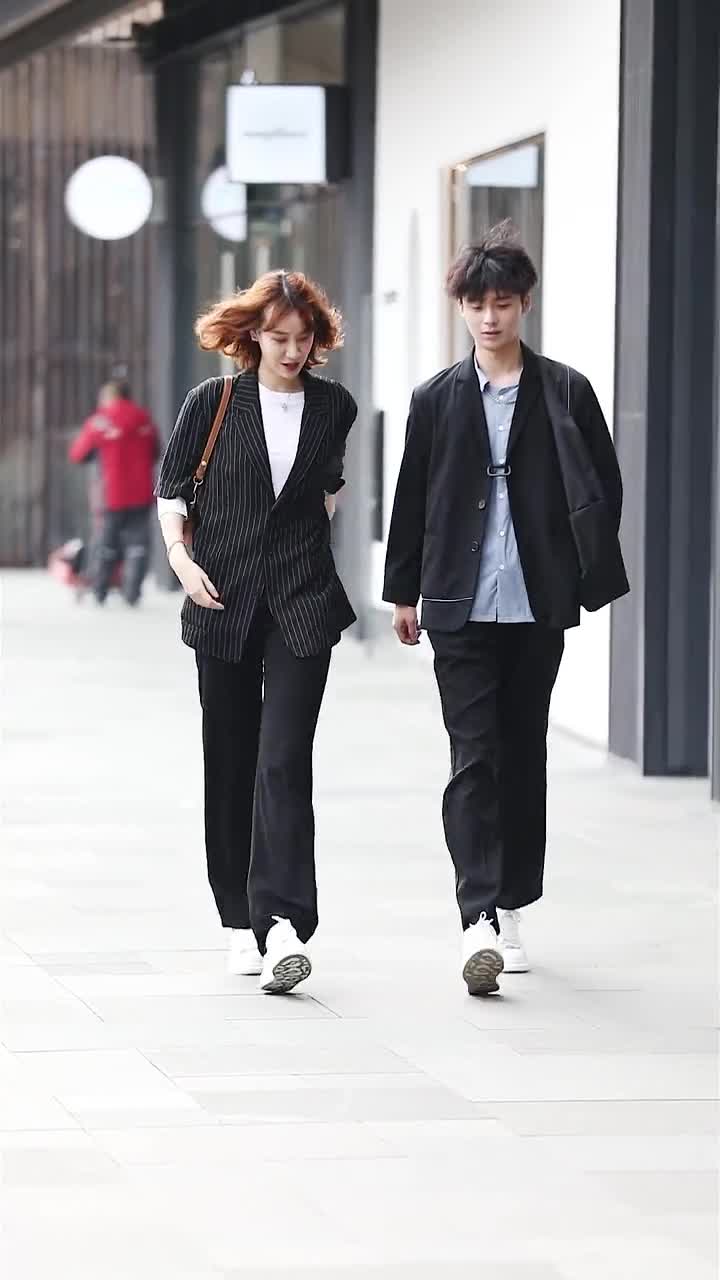 蜀都街拍 最后一刻 我貌似看出了玛丽总的家庭地位 @胡玛丽 @王雷eden