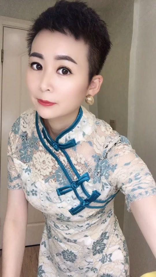 今天我就想淑女一回,尝试哈短发穿旗袍