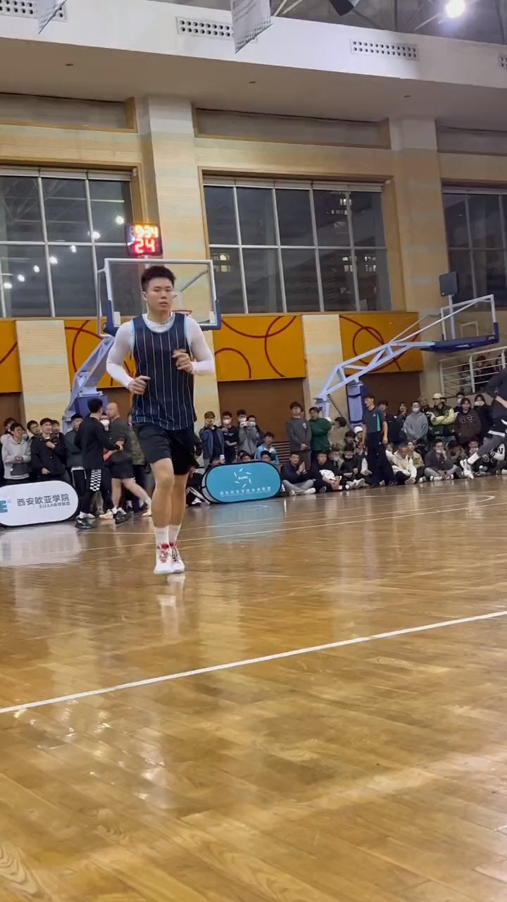 野球帝赖益烨晃开防守队员后三分得手-度小视