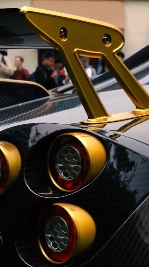 帕加尼一个尾灯可以买十辆劳斯莱斯幻影.