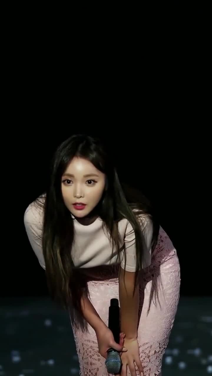 洪真英微微一笑,让我陷入人生三大错觉之一,她喜欢我!