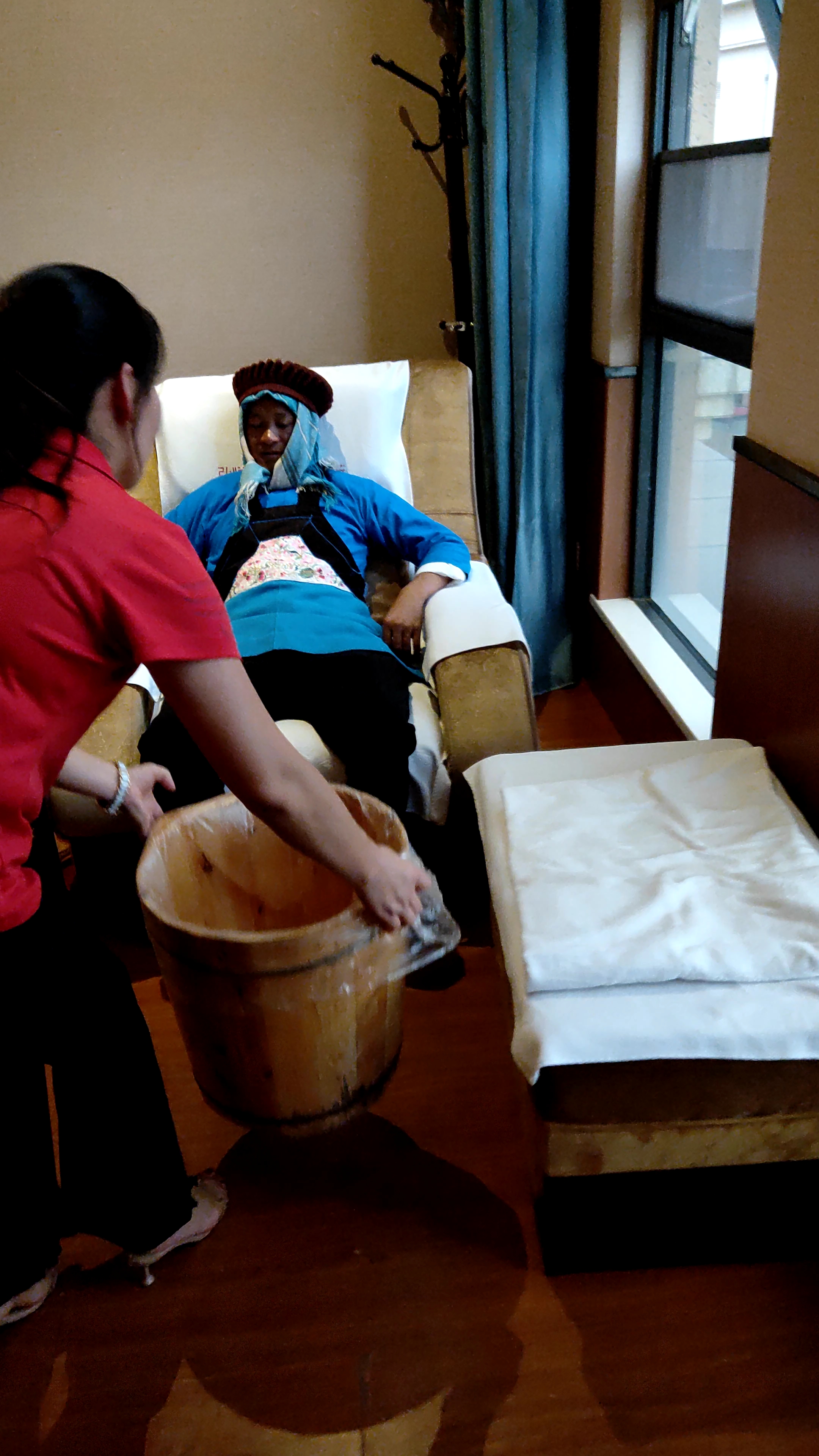 云南老奶奶泡脚