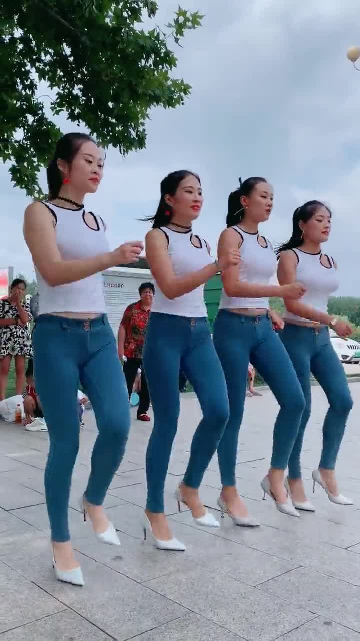 青春美少女广场舞跳得很棒,舞姿带感