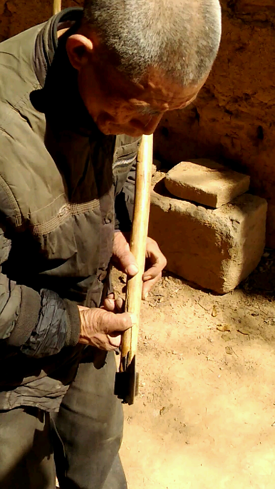 斧头试刀刃中!正确磨斧头的手法2020年3月14日-度小视