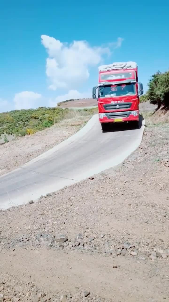 大货车司机轻松下坡网友用不了几天估计要拆高板了