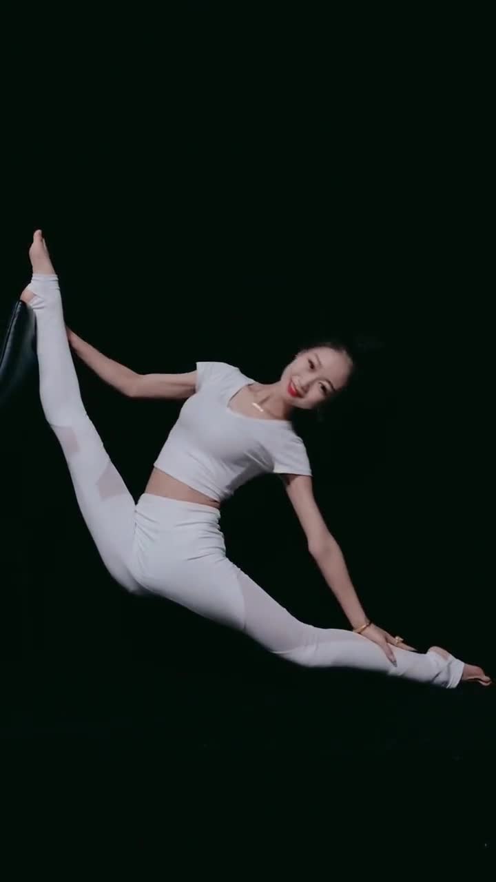 姑娘一字马绝活的确实很完美,这样的才艺表演值得给满分