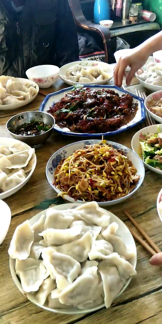 在哥哥家一起开心聚餐吃饺子