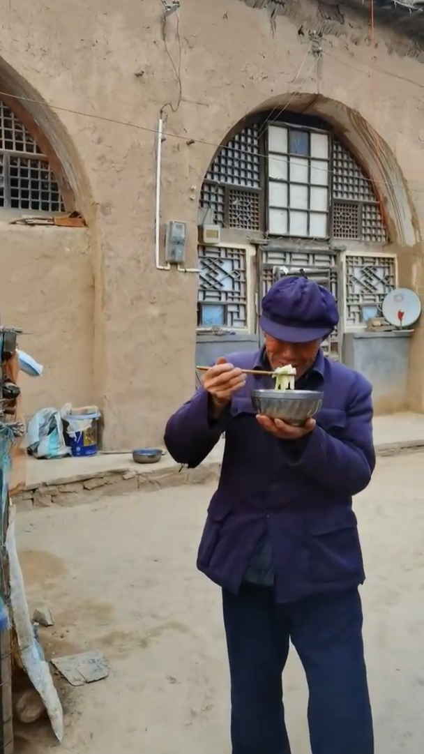 夕阳西下,王厚叔又端着他的洋瓷碗,去硷畔上吃饭.