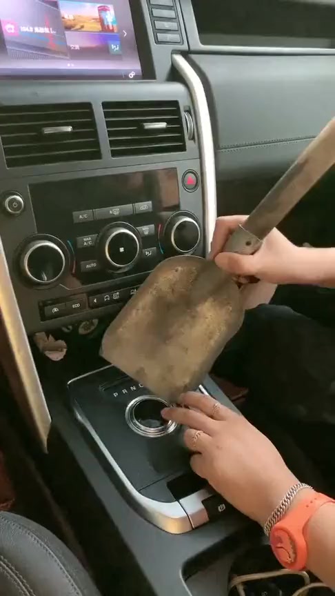 搞笑段子#刚买的车档把就出故障了,怎么都扣不上来,要不要去找厂家