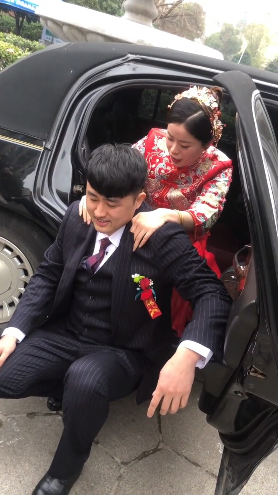 新郎官背新娘下车!亮点在哪里哦!