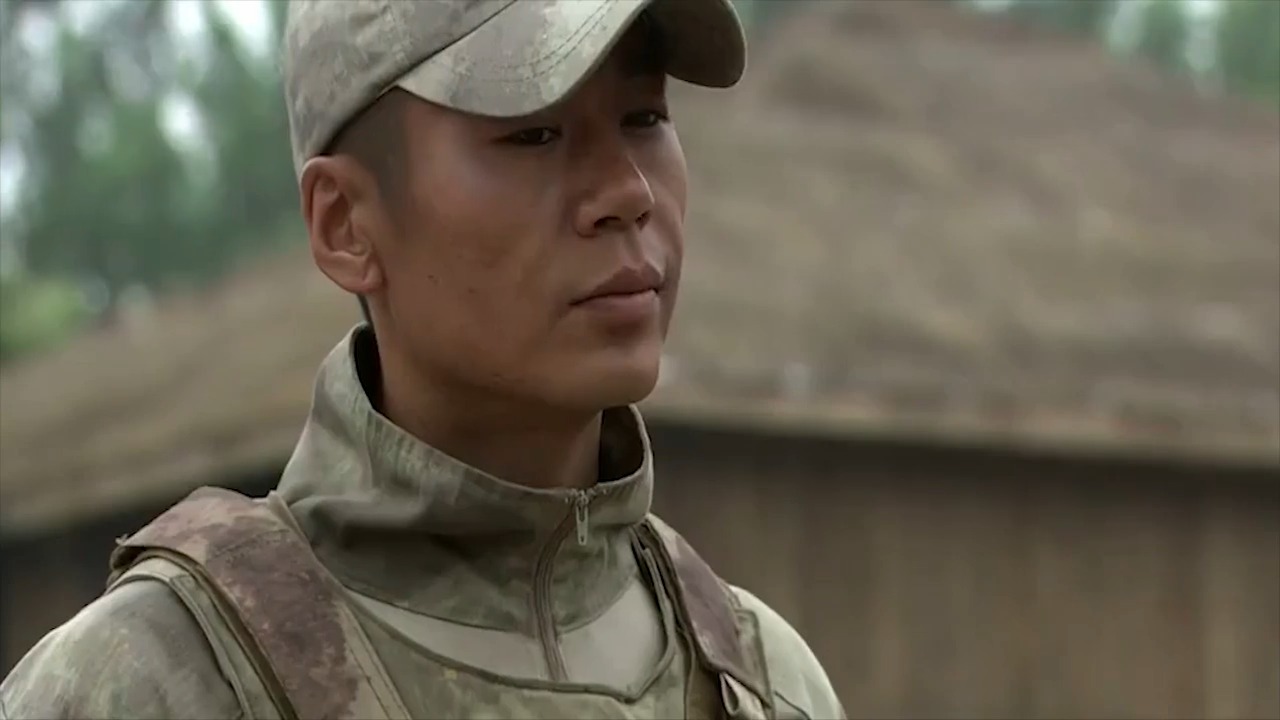 娱乐#特种兵之火凤凰:雷战出场嘲讽小林,你跑不过四个轱辘的!