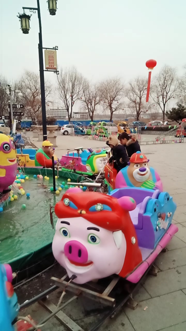 雪山风情街人山人海