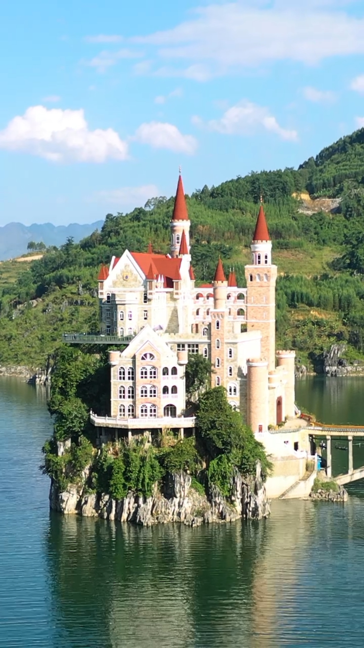 这里不是欧洲,而是贵州,大山里的一座水上城堡,有没有看出什么变化?