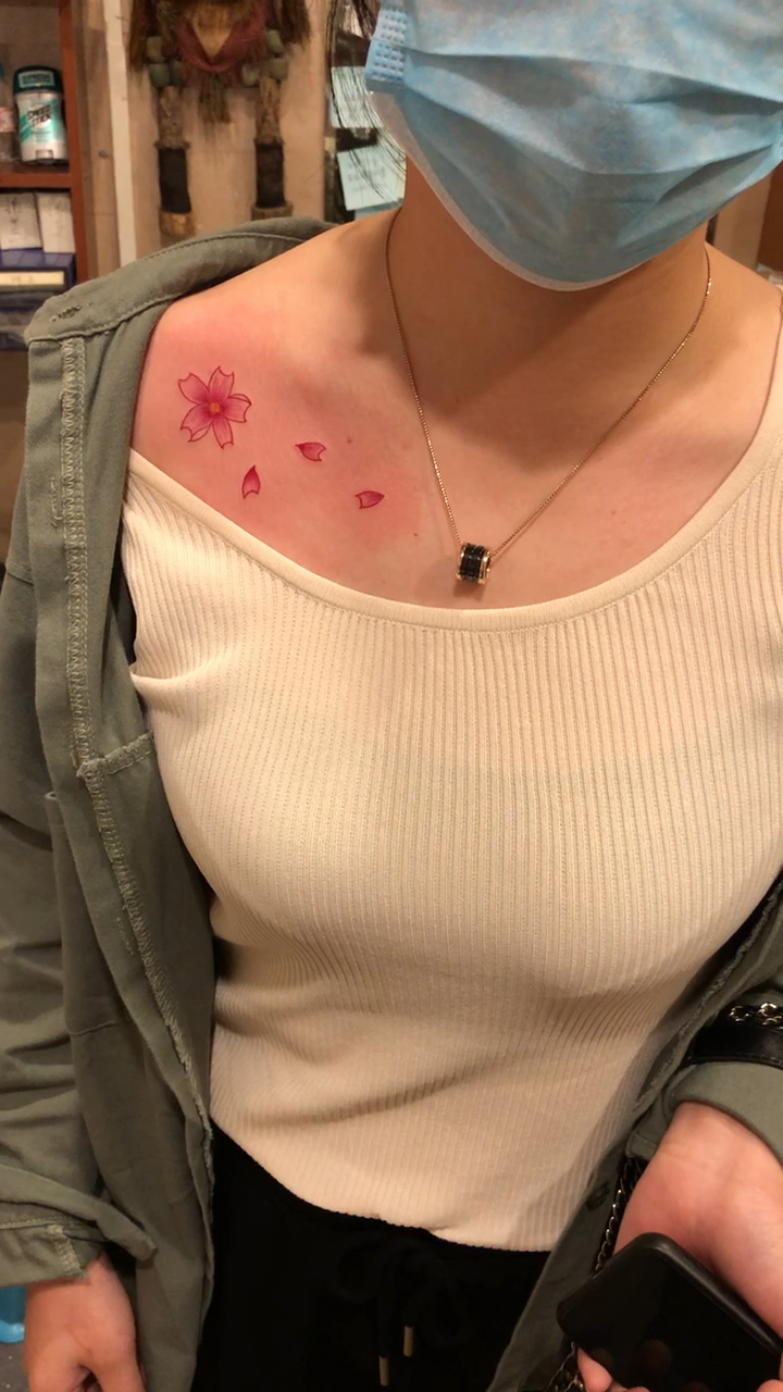 石狮般若纹身作品——锁骨樱花