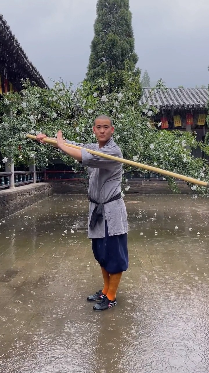 少林功夫#这么大的雨来一套少林传统棍!