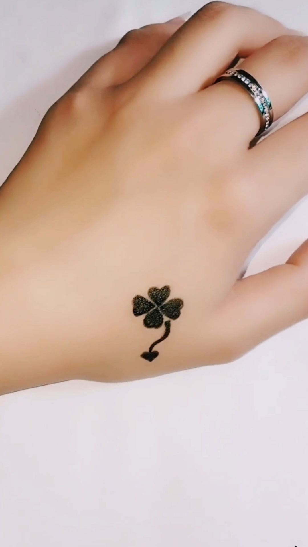 四叶草小纹身.