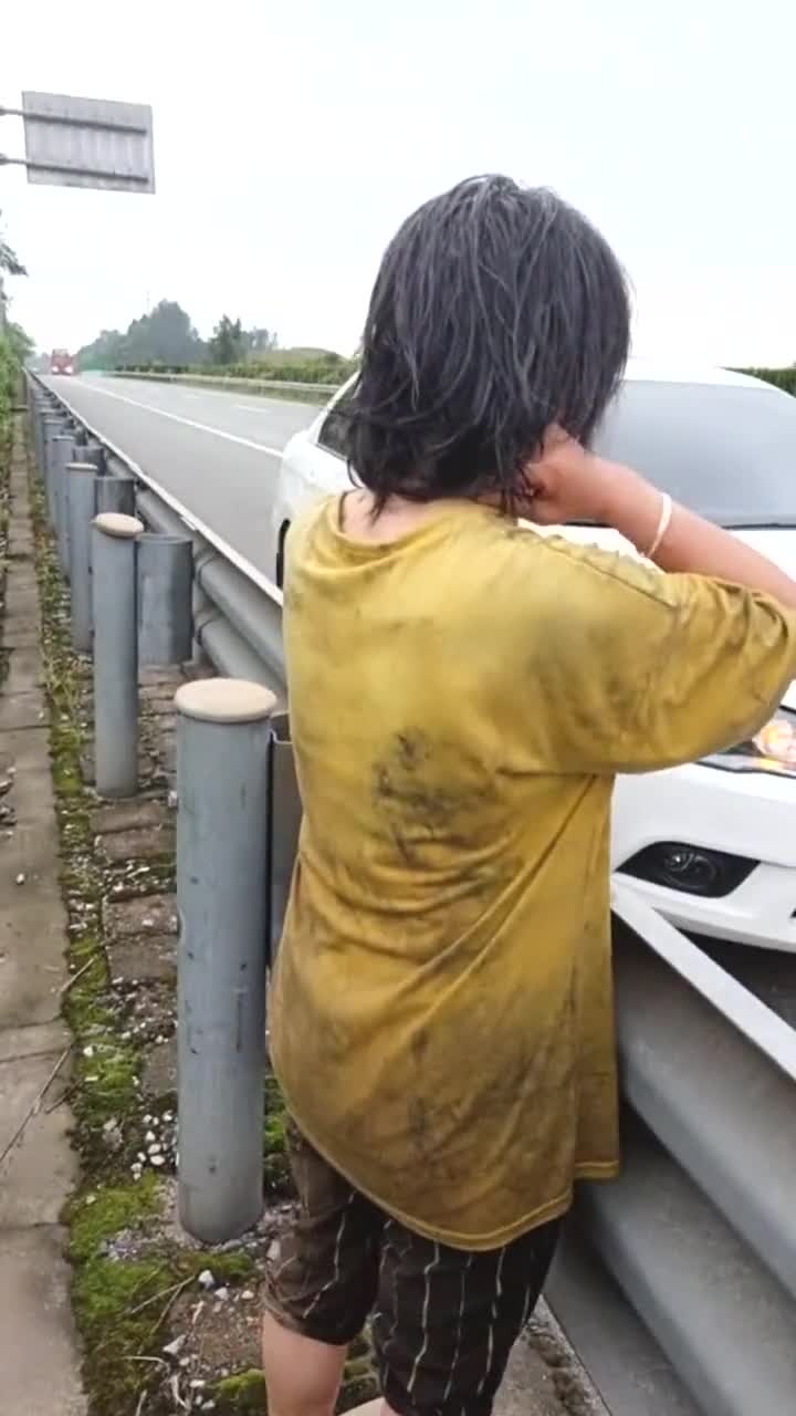 小姨子到底经历了什么,竟弄得如此狼狈,把我都吓坏了