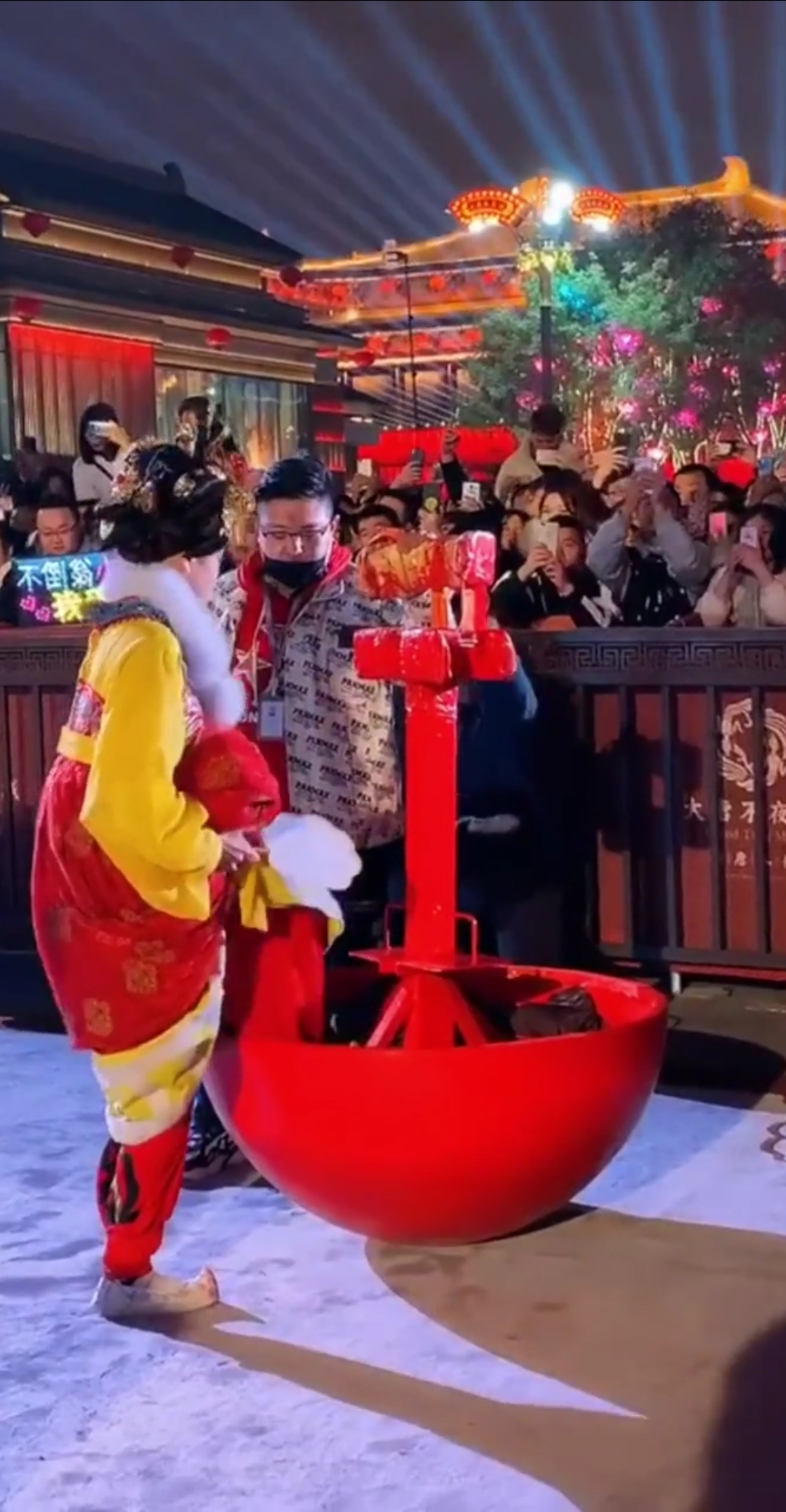 西安大唐不夜城不倒翁小姐姐#大唐不倒翁小姐姐准备表演了,不容易啊
