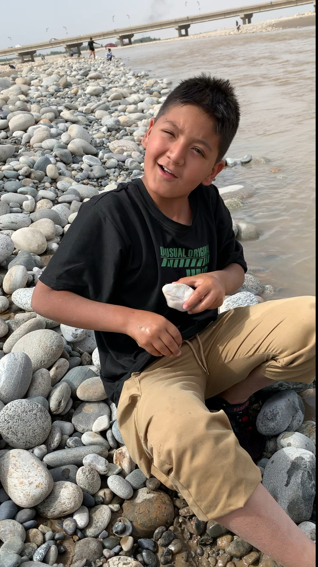 维族巴郎子捡到一块鸡骨白还这么高兴