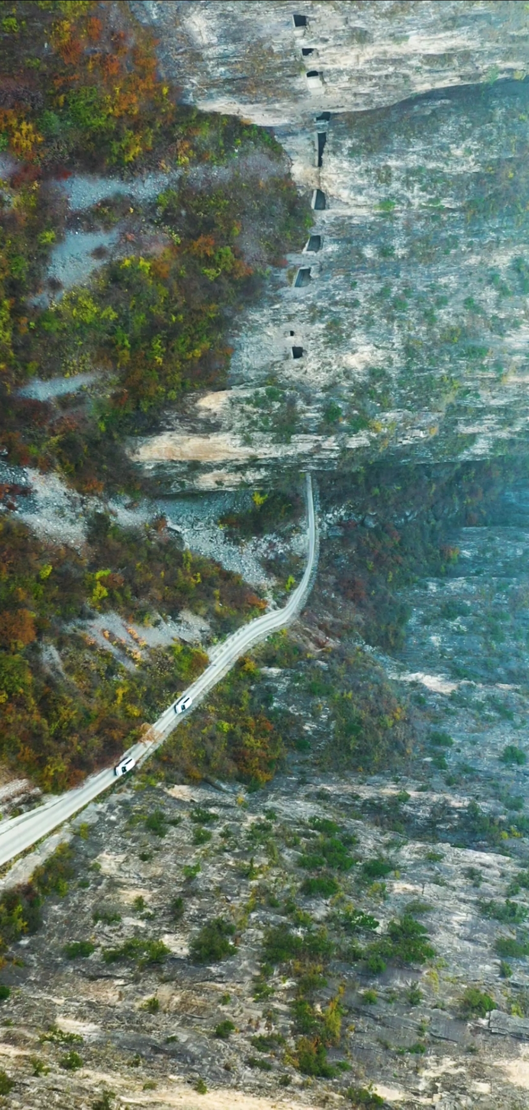 挂在悬崖绝壁上的天路,全村人合力开凿了40余年打造的挂壁天路