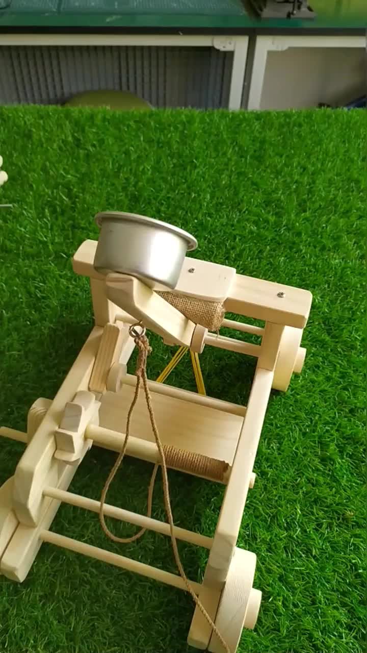 用木头做的投石器,那个装弹的是电饭锅吗这射程能有五厘米远吗