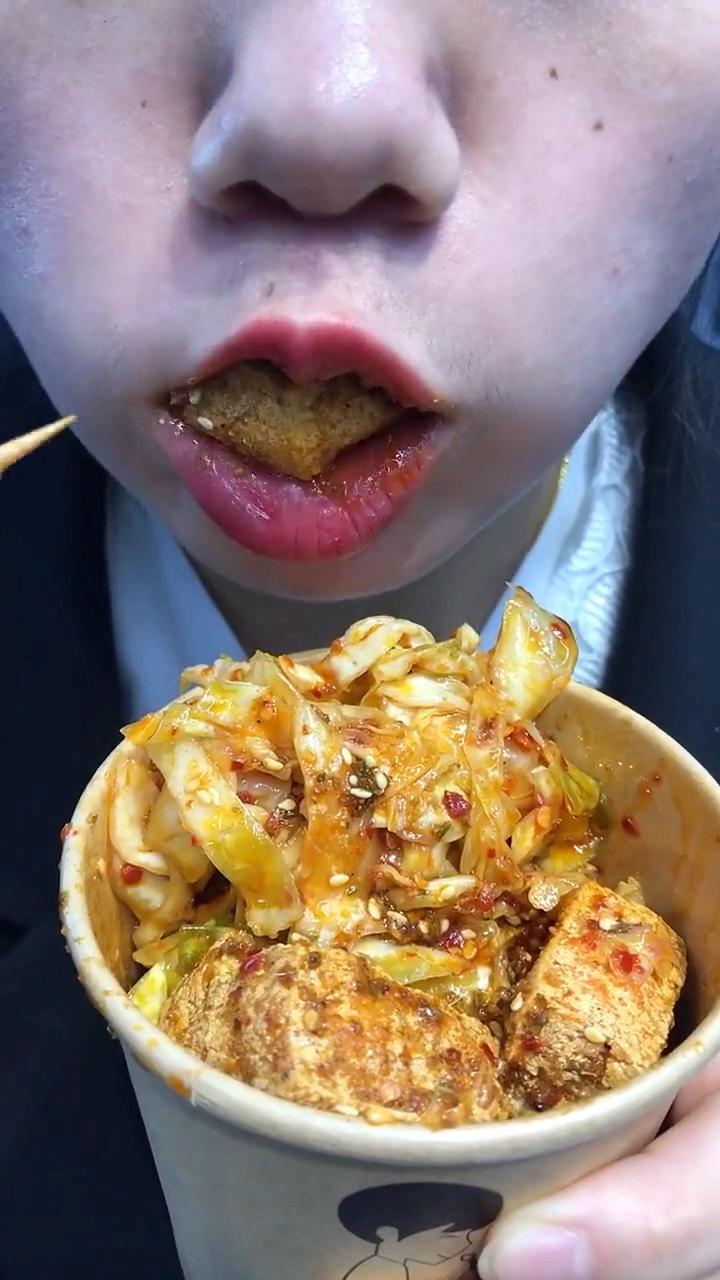 家乡特色美食#美女吃臭豆腐满嘴油