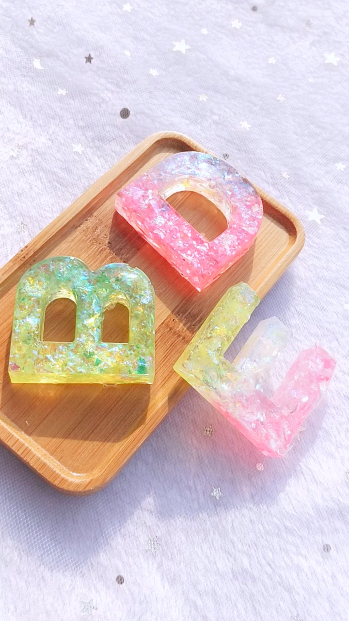 爱的魔力转圈圈#小雅手工滴胶:糖果色系试色字母脱模#滴胶##水晶滴胶