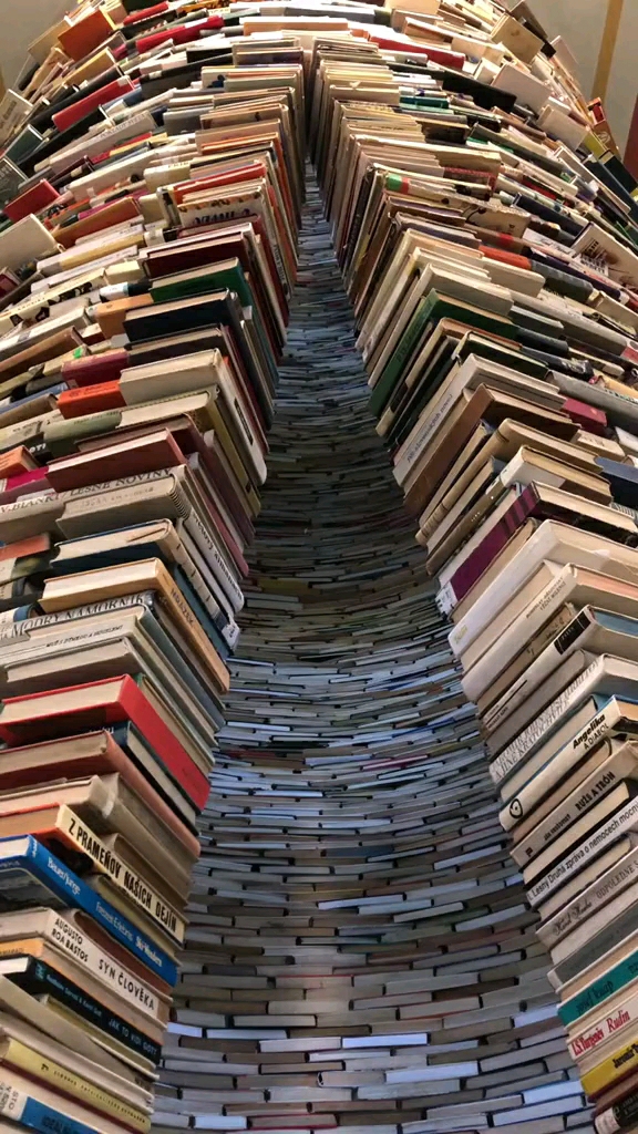 布拉格市立图书馆,一个很有创意的旋转书塔