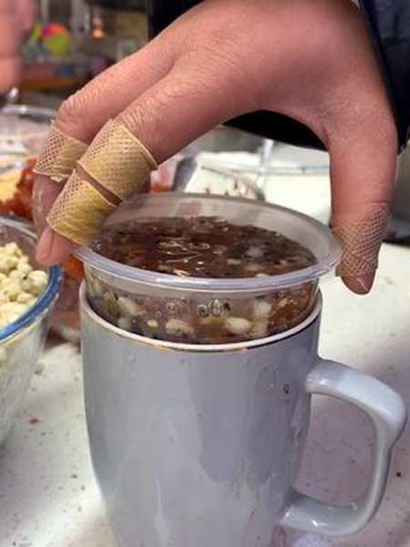 莲子粥做500来杯每一杯都要不停搅拌不同次数加油夜市摆摊人越努力越